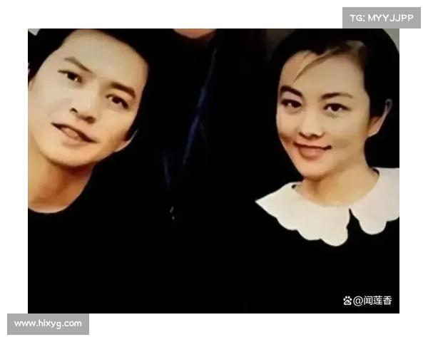 李健夫妇阿那亚看房,妻子戴玉镯展现高贵风范,身形变化引发怀孕猜测 李健夫妇阿那亚看房,妻子戴玉镯展现高贵风范,身形变化引发怀孕猜测