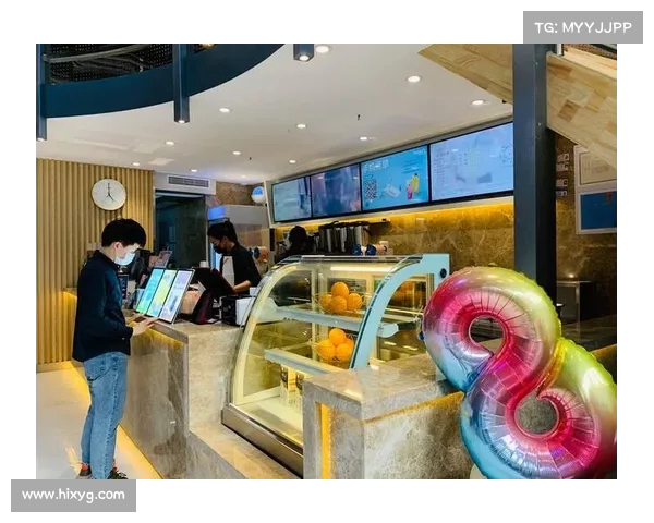 CoCo员工切西瓜时偷吃事件曝光,店长回应称公司将协助处理(coco奶茶员工爆料) CoCo员工切西瓜时偷吃事件曝光,店长回应称公司将协助处理(coco奶茶员工爆料)